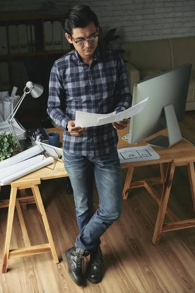 Vietnamese Engineer Looking Blueprints His Hands — Stock Photo, Image