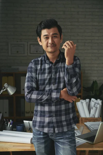 Retrato Engenheiro Vietnamita Confiante Escritório Arquitetura — Fotografia de Stock