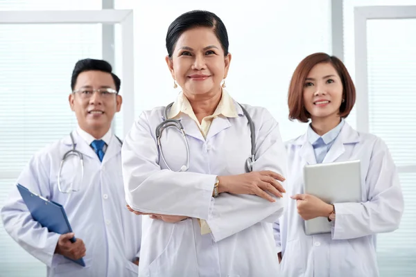 Médicos Vietnamitas Sorrindo Olhando Para Câmera Trabalhadores Médicos — Fotografia de Stock