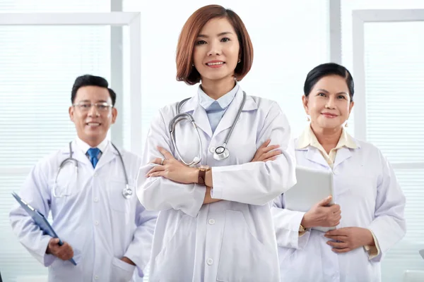 Confiado Sonriendo Asiático Los Médicos Mirando Cámara — Foto de Stock