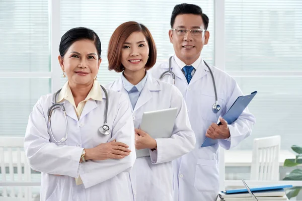 Asian Doctors Workers Medical Clinic Smiling Looking Camera — Stock Photo, Image