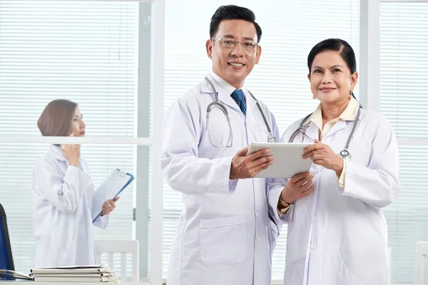 Doctors Discussing Medical History Patient Tablet Computer — Stock Photo, Image