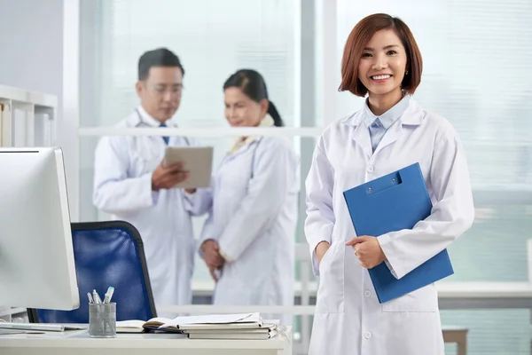 Portrait Jeune Femme Vietnamienne Médecin Debout Avec Dossier Médecins Asiatiques — Photo