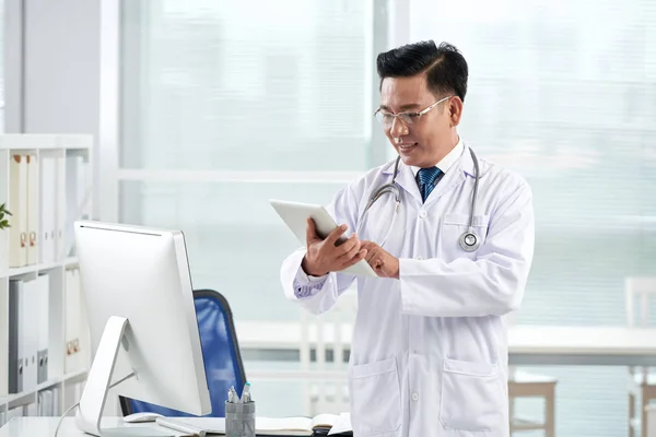微笑越南医生在数字平板电脑上的应用 — 图库照片