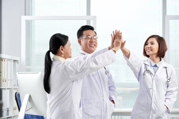 Team Asiatischer Ärzte Gibt High Five Nach Erfolgreichem Arbeitstag — Stockfoto