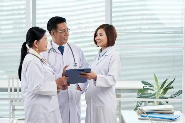 Ασιατικές Γιατροί Μιλούν Στο Γραφείο Του Νοσοκομείου — Φωτογραφία Αρχείου