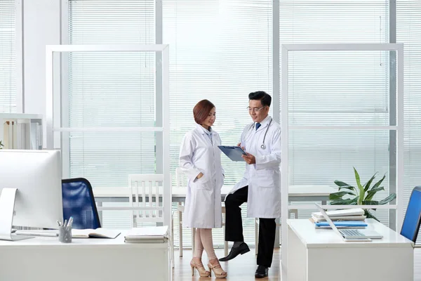 Dois Médicos Vietnamitas Conversando Escritório Médico Moderno — Fotografia de Stock