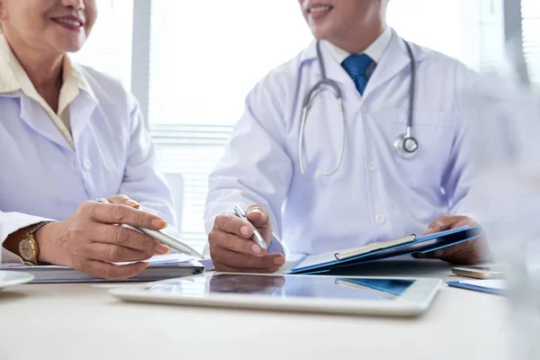 Geschnittenes Bild Von Ärzten Die Konferenz Haben — Stockfoto