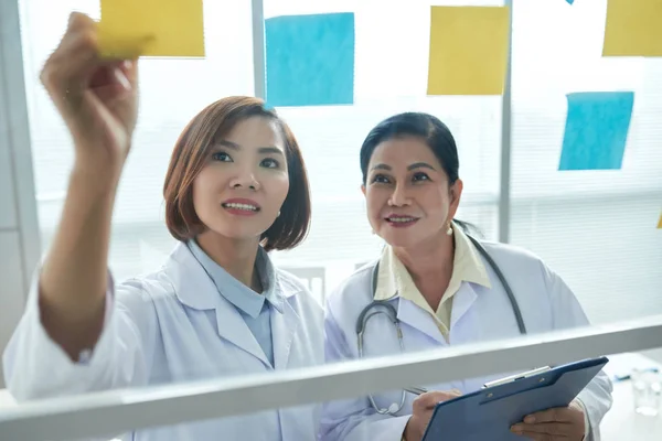 Médicas Vietnamitas Escrevendo Diagnóstico Provável Adesivos — Fotografia de Stock