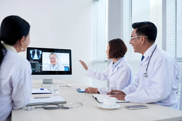 Grupo Médicos Veitnamitas Que Fazem Videoconferência Com Colega — Fotografia de Stock