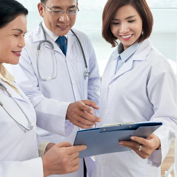 Female Doctors Showing Medical Document Coworkers — Stock Photo, Image
