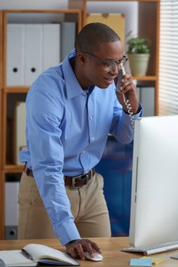 Bir şeyler telefonda istemciye açıklamaya işadamı