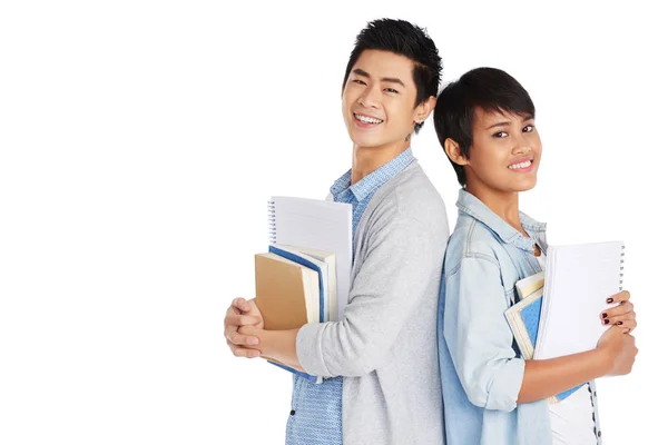 Retrato Estudiantes Asiáticos Sonrientes Pie Espalda Con Espalda Estudio —  Fotos de Stock