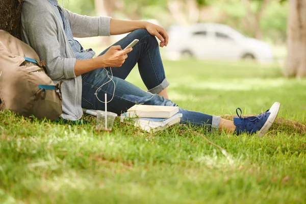 Vista Parcial Del Estudiante Relajándose Césped Verde Escuchando Música Los — Foto de Stock