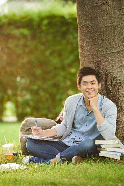 Csinos Ázsiai Diák Hajló Könyökét Halom Könyvet Értekezés Nyilvános Parkban — Stock Fotó