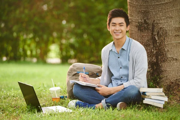 Glada Asiatisk Student Ser Kameran Med Toothy Leende Medan Studerar — Stockfoto