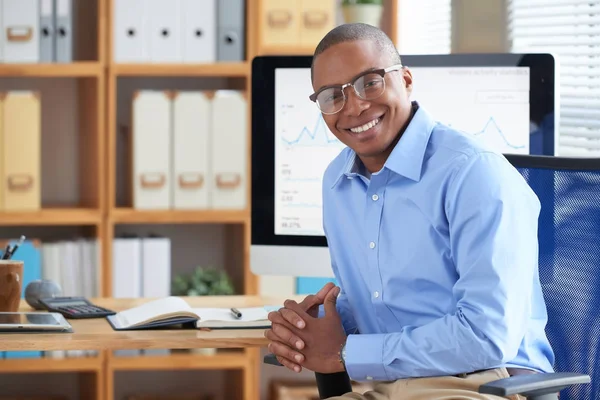 Retrato Excitado Sorridente Empresário Africano Sentado Mesa Escritório — Fotografia de Stock