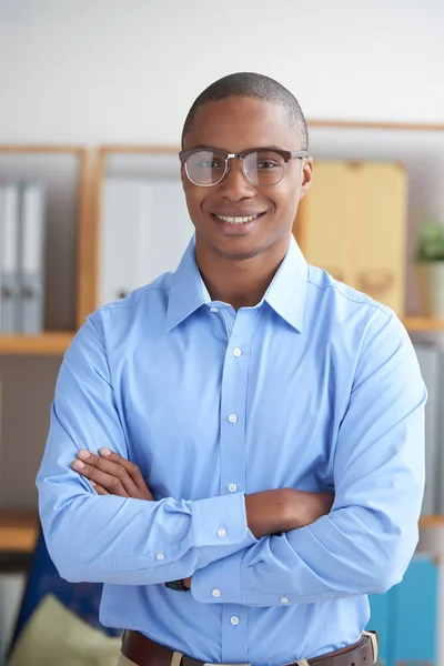 Retrato Empresário Sorridente Confiante Com Braços Cruzados — Fotografia de Stock