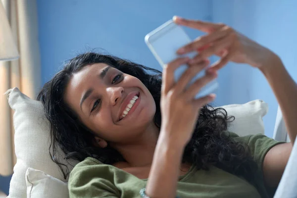 Smiling Pretty Young Woman Reading Messages Smartphone — Stock Photo, Image