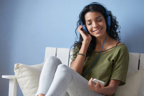 Jovem Hispânica Ouvindo Música Fones Ouvido — Fotografia de Stock