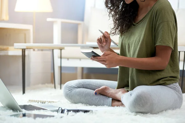 Bijgesneden Afbeelding Van Jonge Vrouw Zittend Vloer Berekening Van — Stockfoto