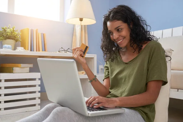 Lachende Jonge Spaanse Vrouw Kijken Laptop Monitor — Stockfoto