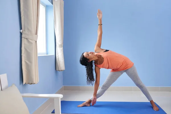 Mujer Bastante Hispana Realizando Trikonasana Postura Triangular Casa Concepto Deportivo —  Fotos de Stock