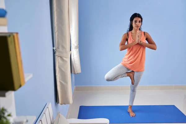 Mujer Bastante Joven Pie Posición Árbol Estera Yoga —  Fotos de Stock