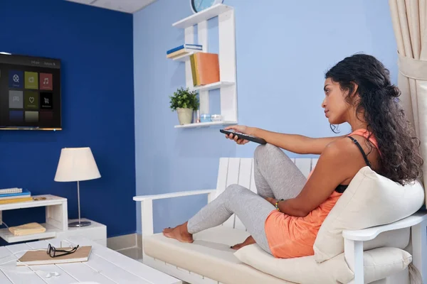 Jeune Femme Assise Sur Canapé Regardant Télévision Maison — Photo