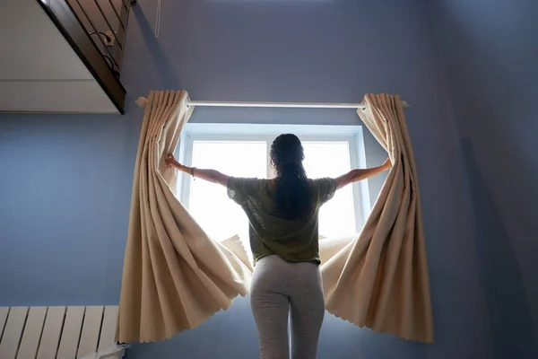 Rückansicht Einer Frau Die Morgens Vorhänge Öffnet — Stockfoto