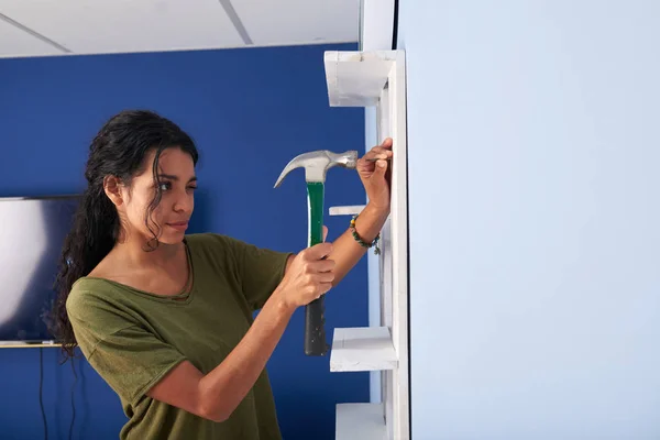 Bonita Joven Mujer Martillando Clavo Pared — Foto de Stock