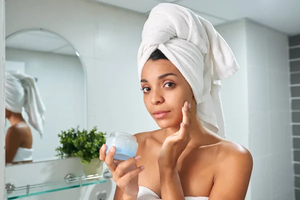 Portrait Attractive Hispanic Woman Applying Moisturizing Lotion — Stock Photo, Image