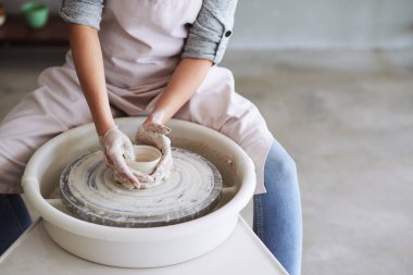 Bayan potter stüdyoda bir vazo yapma