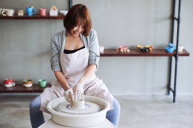 Oldukça Vietnam potter stüdyosunda çalışma