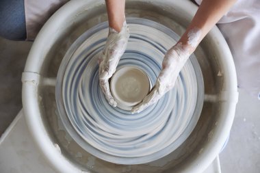 Çömlekçilik direksiyonda çalışan yaratıcı kadın yukarıdan görüntülemek