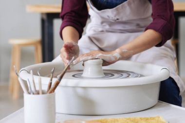 atölyede bir yemek yapmak adam eller