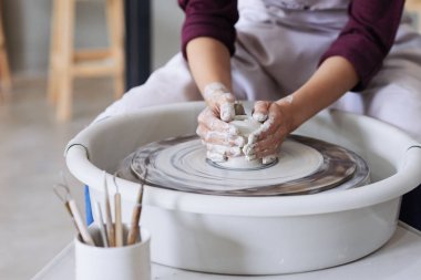 Profesyonel Çömlekçilik direksiyonda çalışma işlemi