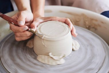 Aşırı toprak kurtulmak için Kırpma aracını kullanarak çömlekçi