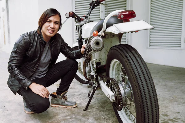 ハンサムな笑顔バイク ビンテージ バイクでおしりの上に座っての肖像画 — ストック写真