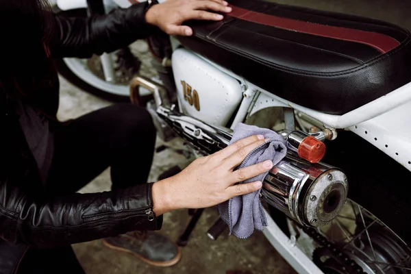 Vista Parcial Del Motociclista Con Chaqueta Cuero Negro Motocicleta Pulido —  Fotos de Stock