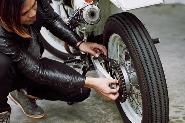 Deri Ceket Giyiyor Vintage Motosiklet Zincir Gerginlik Ayarlama Vahşi Motorcu — Stok fotoğraf