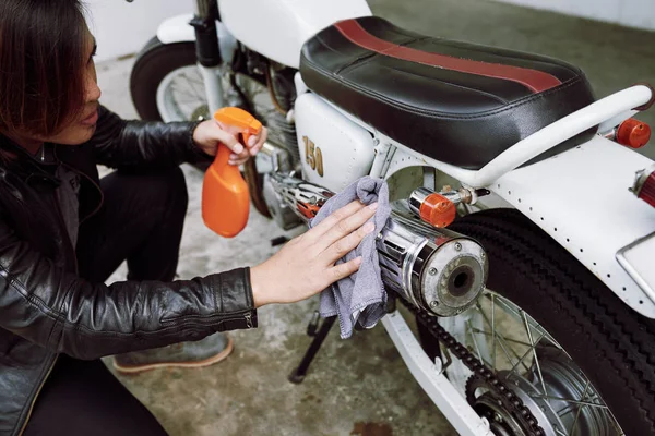 Koncentrovaná Biker Nosí Koženou Bundu Hadrem Čisticí Sprej Pro Setřete — Stock fotografie