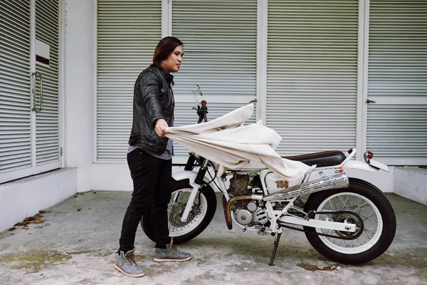 Ázsiai Ember Elegáns Ruhát Visel Vintage Motorkerékpár Burkolat Eltávolítása — Stock Fotó