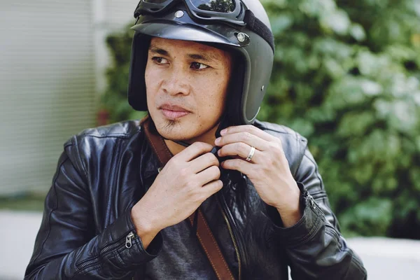 自信を持ってアジア バイク オートバイ ヘルメット 背景をぼかした写真を入れながらよそ見の肖像画 — ストック写真