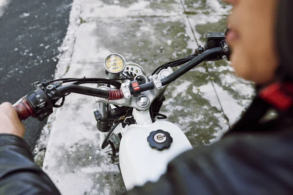 Přes Rameno Pohled Biker Muž Nosí Koženou Bundu Koni Vintage — Stock fotografie