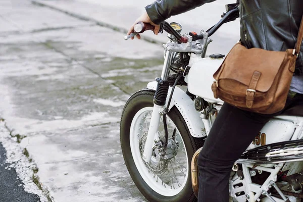 Rowerzysta Sobie Dżinsy Skórzana Kurtka Jedzie Vintage Motocykl Drodze — Zdjęcie stockowe