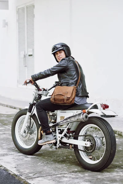 Retrato Comprimento Total Homem Elegante Sentado Motocicleta Vintage — Fotografia de Stock
