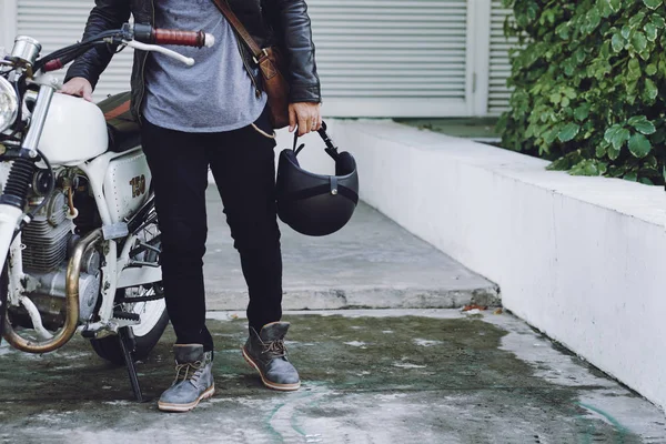 Homem Elegante Segurando Capacete Mão Enquanto Está Motocicleta Vintage Fachada — Fotografia de Stock