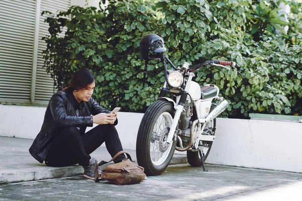 Stijlvolle Biker Texting Met Vriend Smartphone Vintage Motorfiets Permanent Naast — Stockfoto