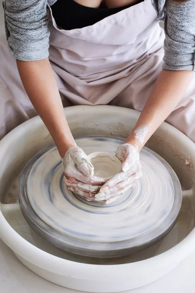 Mãos Pessoa Fazendo Vaso Cerâmica — Fotografia de Stock